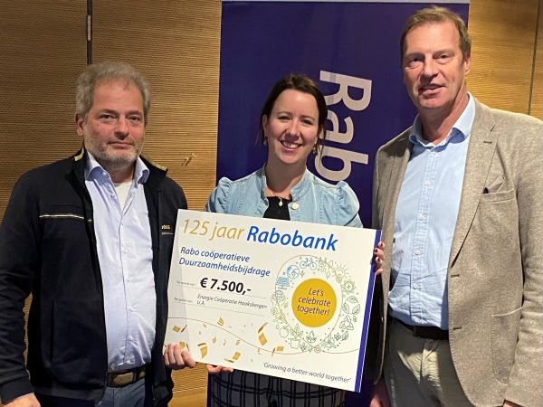 Van links naar rechts: Peter Bos (Energiecoöperatie Haaksbergen), Marleen Kosterink (Een Idee) en xxxxxxx (Rabobank)