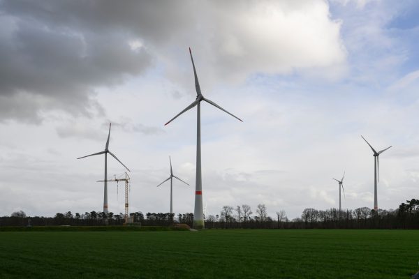 Windturbines in de Duitse grensstreek, vlak over de grens bij Buurse. © Cees Elzenga